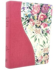 Biblia RVR1960 de una joven conforme al corazón de Dios, sentipiel color rosa, diseño floral, canto plata
